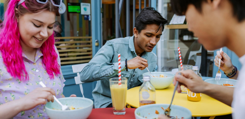 Students eating at cafe